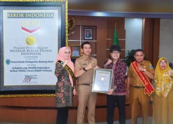 Mhd Fadhil Arief Terima Penghargaan Rekor MURI