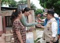 Tinjau Banjir di Sijenjang Dan Seberang Kota Jambi Gunakan Perahu, Al Haris Antar Bantuan Ke Rumah Warga