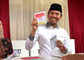 Edi Purwanto Dan Istri Nyoblos Di TPS 13 Kenali Besar.