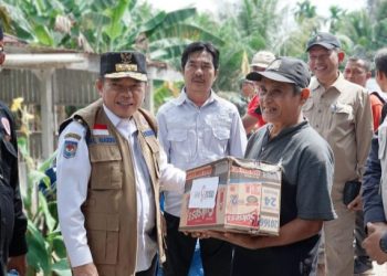 Serahkan Bantuan Korban Banjir Mandiangin, Al Haris Ingatkan Warga Tetap Waspada