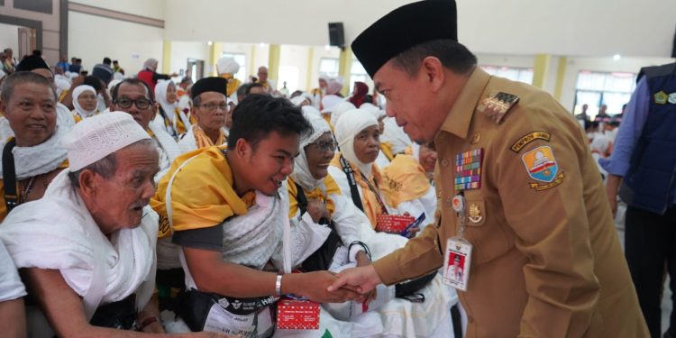 Lepas JCH Kloter 23, Al Haris : Pemprov Jambi Komitmen Berikan yang Terbaik Bagi Jemaah