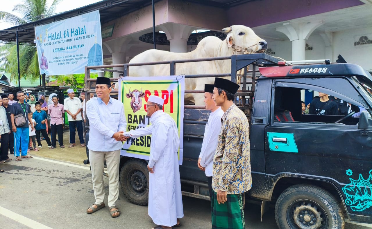 Fadhil Arief Serahkan Sapi Qurban Presiden RI Ke Masyarakat Desa Pasar Terusan