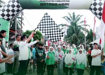 Bupati Batang Hari Buka Lomba Jalan Sehat Semarak HUT Kemerdekaan RI Ke-80 Desa Pasar Terusan