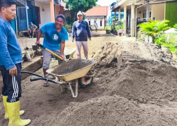 Warga Kompleks BTN Mutiara Indah, Swadaya Bangun Jalan Lingkungan 300 Meter