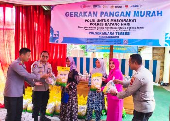 Kapolres Batang Hari Serahkan Secara Simbolis Paket Pangan Murah Kepada Masyarakat Muara Tembesi