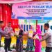 Kapolres Batang Hari Serahkan Secara Simbolis Paket Pangan Murah Kepada Masyarakat Muara Tembesi