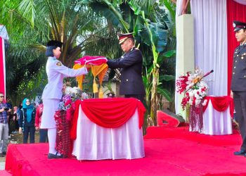 Dipimpin Wakapolres Batang Hari, Penurunan Bendera Merah Putih Desa Muaro Singoan Hening Dan Khidmat