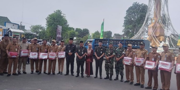 Pemkot Jambi Bagikan 10.250 Bendera Merah Putih, Semarakkan Gerakan 10 Juta Bendera
