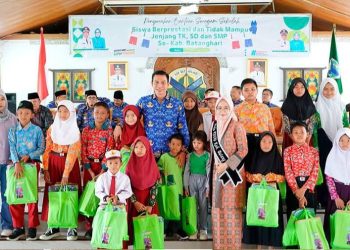 Fadhil Arief Serahkan Bantuan Seragam Sekolah Bagi Siswa Berprestasi Dan Tidak Mampu