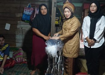 Hesti Haris Serahkan Kursi Roda dan Dampingi Terapi Pengobatan Warga Tunas Mudo Muaro Jambi