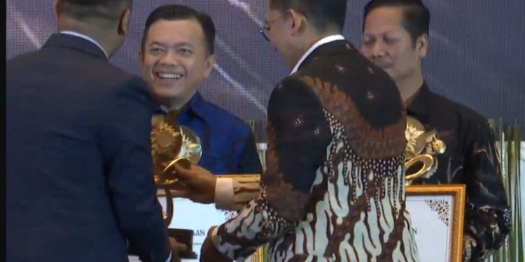 Al Haris Terima Penghargaan “Pemerintah Daerah Terbaik” Dari Kementerian Kebudayaan RI