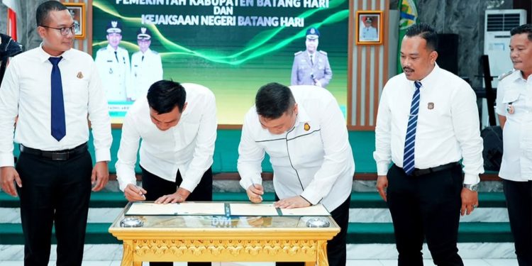 Fadhil Arief Tandatangani Kesepakatan Bersama Dengan Kejari Batang Hari