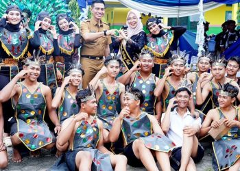 Kedatangan Fadhil Arief Serta Bunda Zulva Membuat Semarak Pentas Seni Dan Bazar SMA 6 Batang Hari.