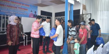 Maulana–Diza Serahkan 55 Paket Sembako untuk Warga Kurang Mampu di Simpang III Sipin