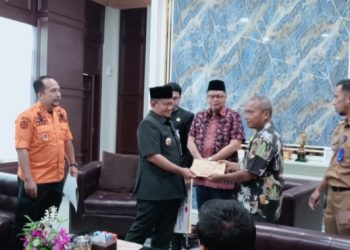 Maulana Serahkan Bantuan Ratusan Juta untuk Korban Kebakaran