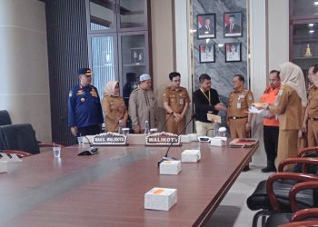 Maulana – Diza Serahkan Bantuan Bencana Terhadap 12 Kepala Keluarga
