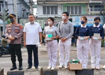 Peduli Kesehatan Warga, DPRD Kota Jambi Turun Bagikan 2.000 Masker